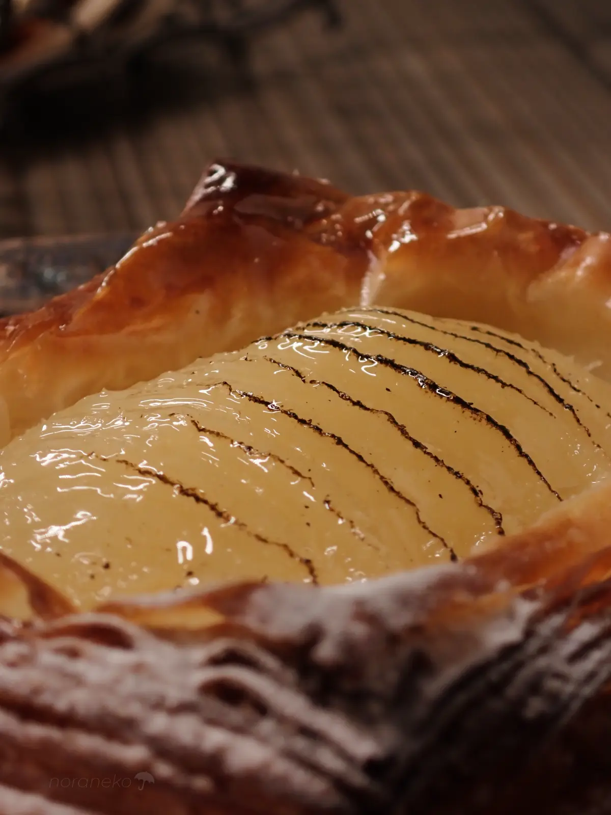 艶やかな表面と繊細な焼き目が美しい、ア・トン・コテの洋梨コンポートのアップ