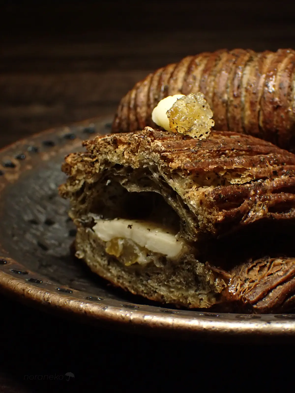 bakery harry(ベーカリーハリー)の「パンスイス(ほうじ茶)」。極細の美しい縞模様を持つクリスピーなデニッシュ生地と、中から覗くチーズの断面。